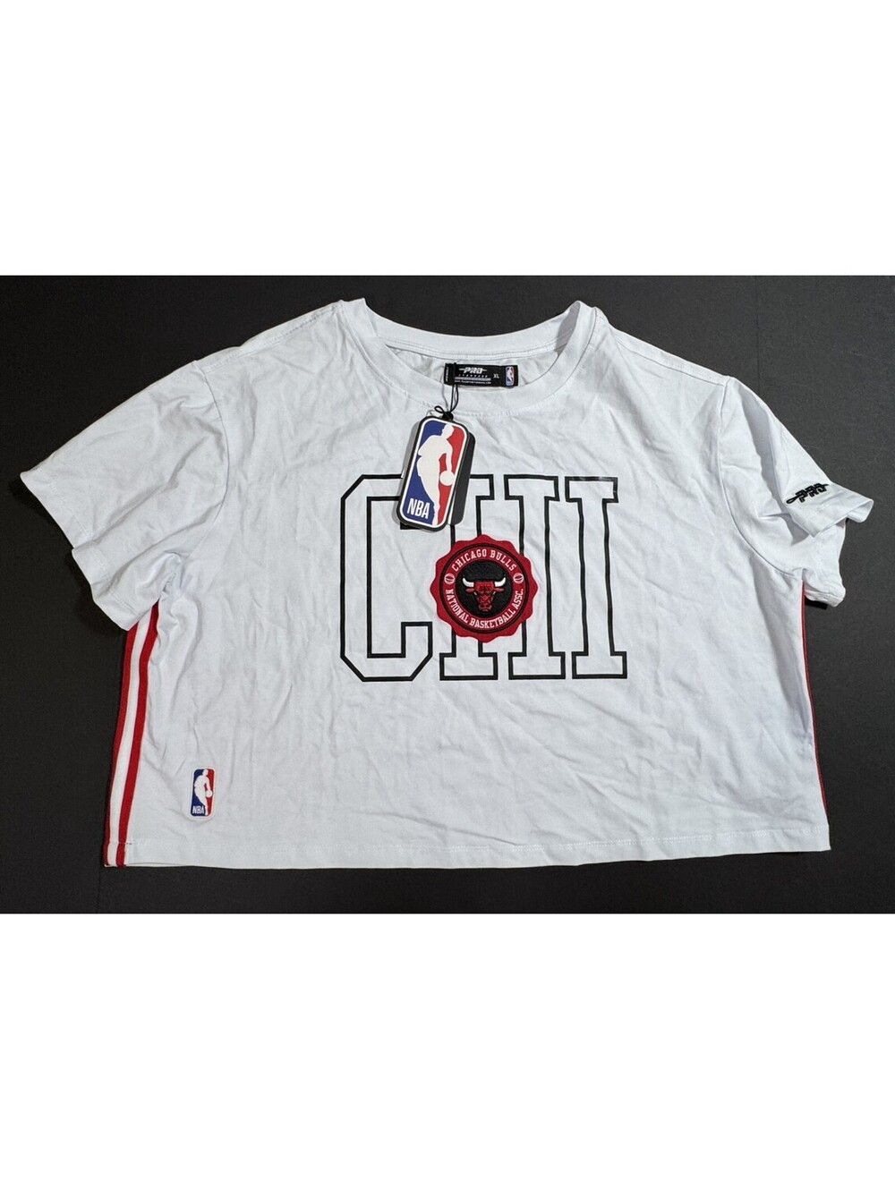 Pro Standard Chicago Bulls White Crest Emblem Boxy Crop T-Shirt Womens XL NWT